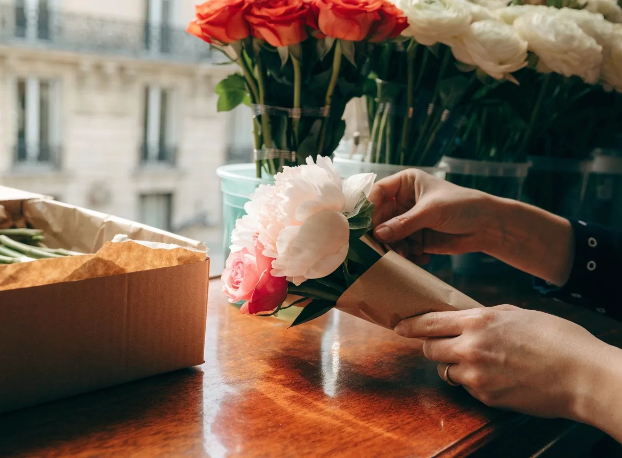 Comptoir d'un fleuriste à Paris avec bouquets préparés pour livraison
