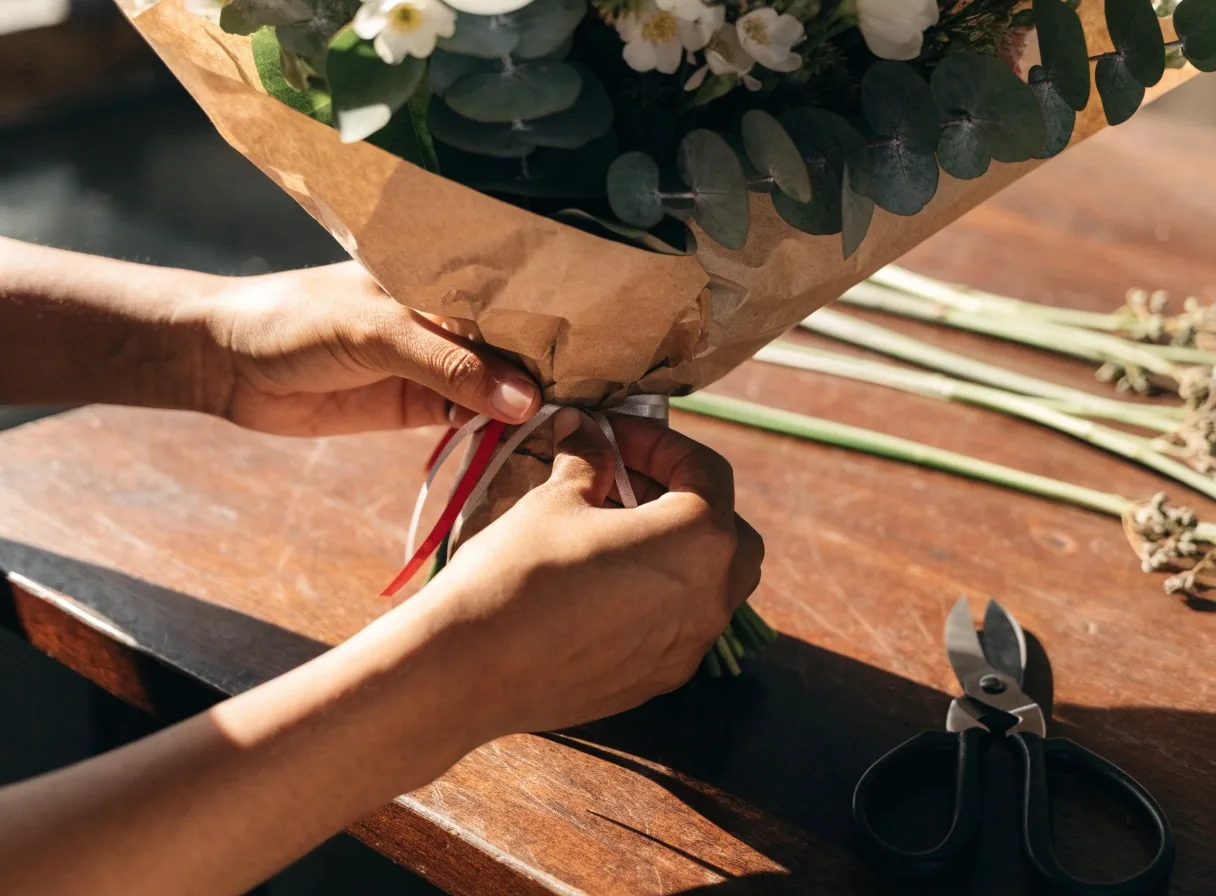 Emballage artisanal d'un bouquet avec papier kraft et ruban
